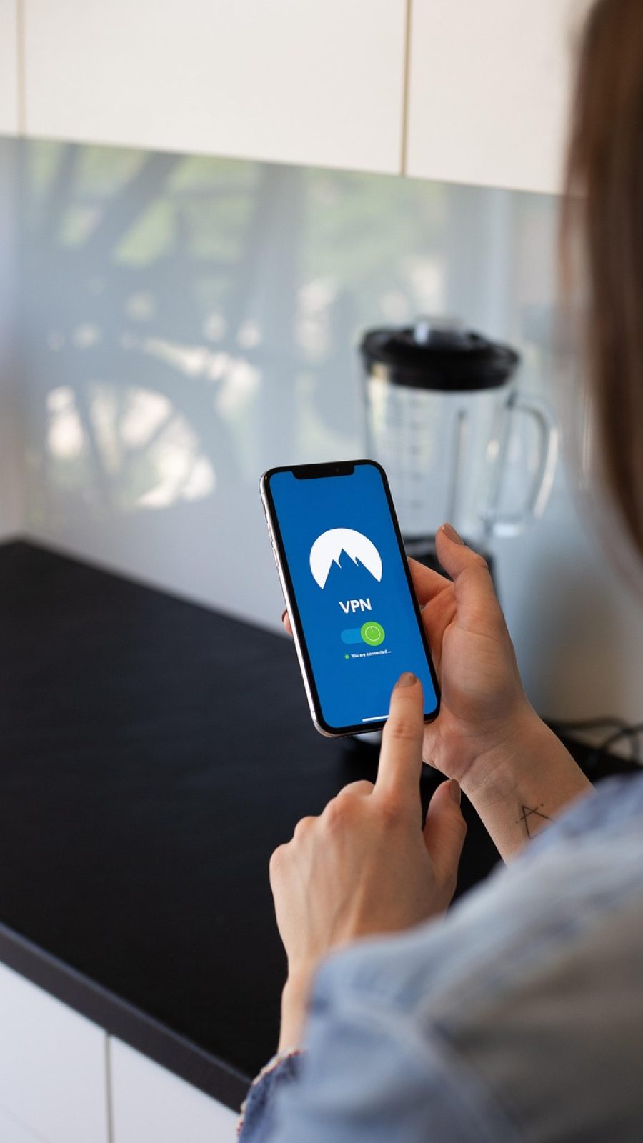 我的ip App 网络检测页截图示意：竖屏显示延迟数值、丢包比例与出口可达状态，配有一枚圆形检测按钮，界面配色为湖蓝与沙色